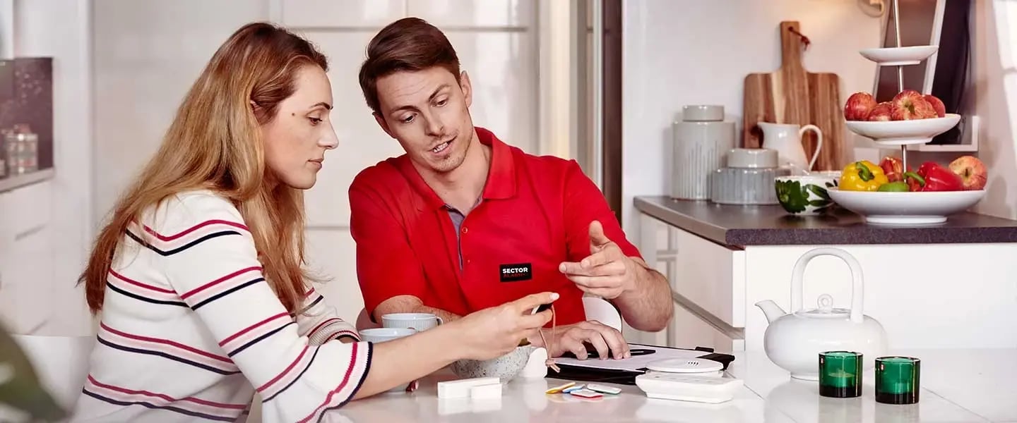 hero-safety-expert-with-client-desktop